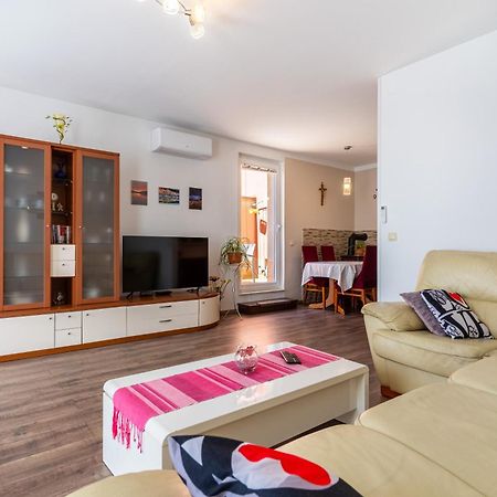 Apartman Laura Cres Exterior photo