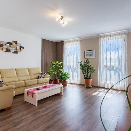 Apartman Laura Cres Exterior photo